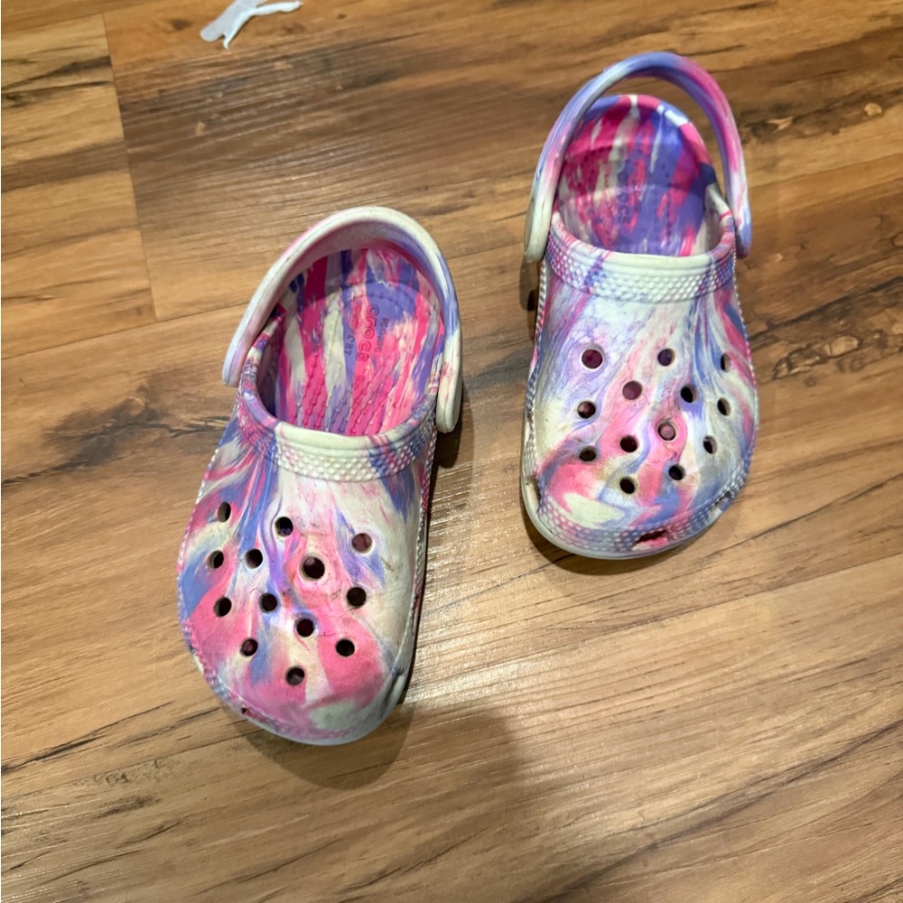 CROCS Kids Tie-Dye Water Clogs in Pink, Purple & White